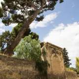 Su via Cimmarusti, si trovano alberi secolari che rendono ombrosa la silenziosa strada allietata dalle note provenienti dal Conservatorio. Qui ci imbattiamo in un alto muro rimasto isolato, privo del suo contesto originario, con tanto di monumentale portale ad arco chiuso da mattoni